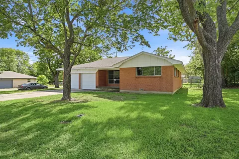 Exterior - 901 Maple St, Howe, TX 75459 photo 3 of 6
