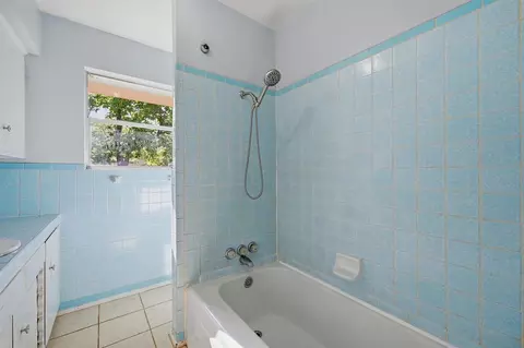 Bath - 901 Maple St, Howe, TX 75459 photo 3 of 3