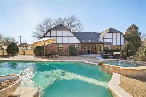Exterior - 604 S Hampton Rd, Oak Leaf, TX 75154 photo 6 of 7
