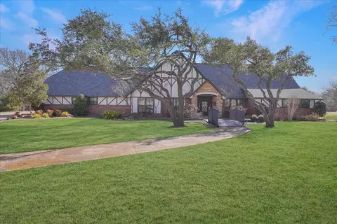 Exterior - 604 S Hampton Rd, Oak Leaf, TX 75154 photo 4 of 7