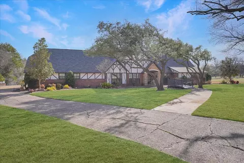 Exterior - 604 S Hampton Rd, Oak Leaf, TX 75154 photo 3 of 7