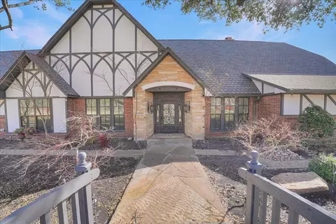 Exterior - 604 S Hampton Rd, Oak Leaf, TX 75154 photo 2 of 7
