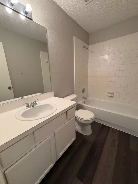 Bath - 1817 Berkeley Dr, Glenn Heights, TX 75154 photo 3 of 6