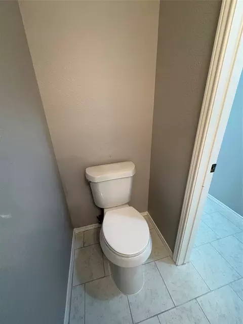 Bath - 1817 Berkeley Dr, Glenn Heights, TX 75154 photo 2 of 6