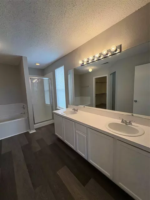 Bath - 1817 Berkeley Dr, Glenn Heights, TX 75154 photo 4 of 6