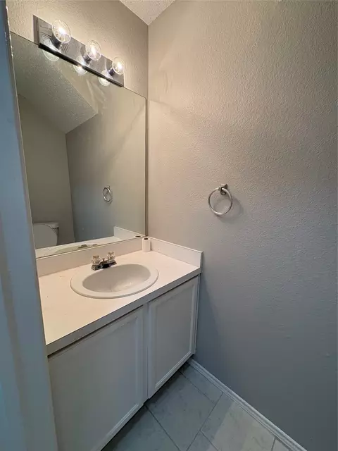 Bath - 1817 Berkeley Dr, Glenn Heights, TX 75154 photo 1 of 6