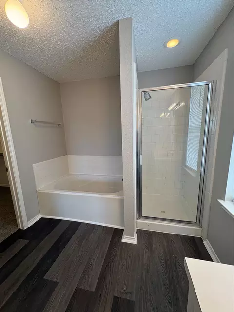 Bath - 1817 Berkeley Dr, Glenn Heights, TX 75154 photo 5 of 6