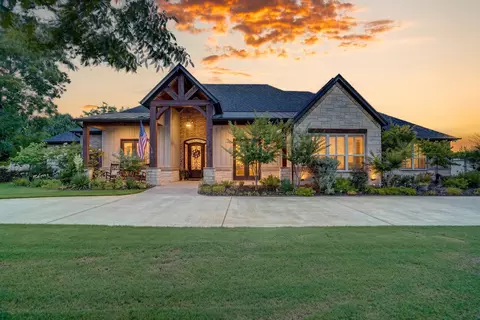 9403 King Air Dr, Granbury, TX 76049