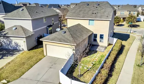 1044 Holly Anne Ln, Aubrey, TX 76227
