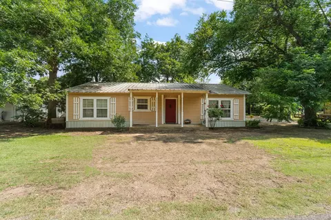 402 College St, Grandview, TX 76050