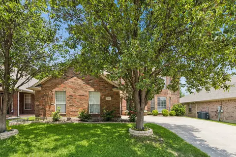 2813 Flint Rock Dr, Fort Worth, TX 76131