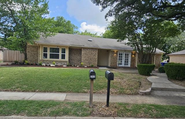 202 E Denton Dr, Euless, TX 76039
