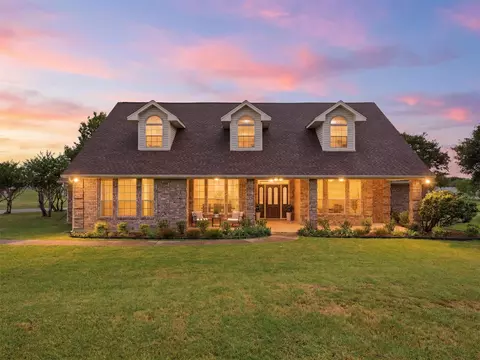 902 W Pioneer Cir, Argyle, TX 76226