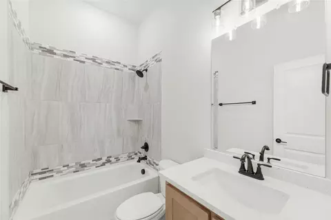 Bath - 117 Saddlewood Trl, Commerce, TX 75428 photo 1 of 4