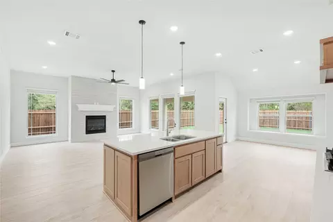 Living - 117 Saddlewood Trl, Commerce, TX 75428 photo 4 of 4