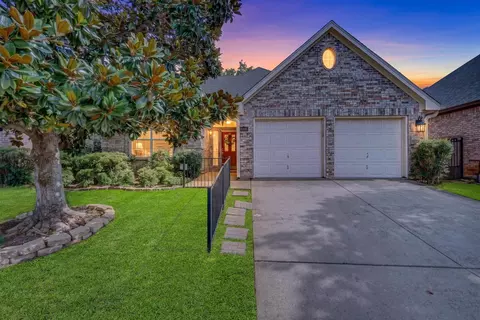 3208 Village Oak Dr, Arlington, TX 76017