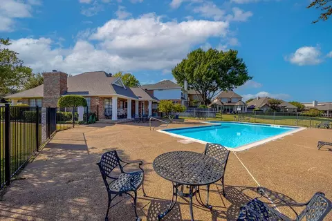 3208 Village Oak Dr, Arlington, TX 76017