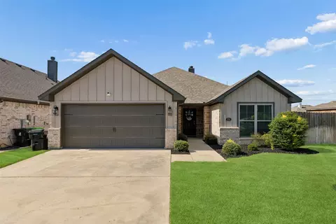 108 Maverick Ln, Pilot Point, TX 76258