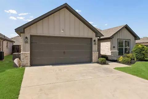 108 Maverick Ln, Pilot Point, TX 76258