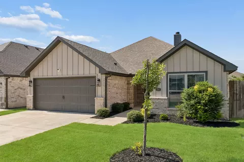 108 Maverick Ln, Pilot Point, TX 76258