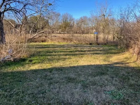 1013 W College, Clarksville, TX 75426