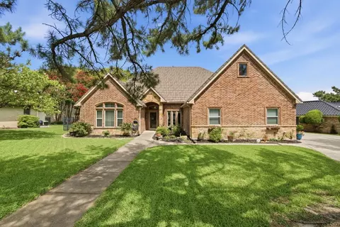 325 Driftwood Ct, Azle, TX 76020