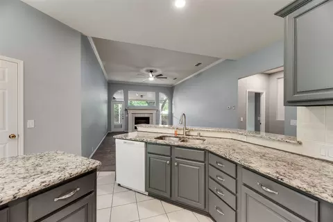 828 Abbots Ln, Denton, TX 76205