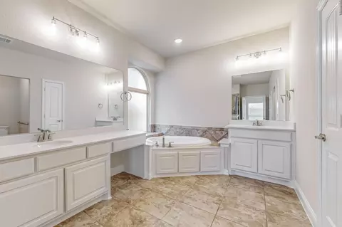 Bath - 422 Crestview Dr, Midlothian, TX 76065 photo 1 of 1