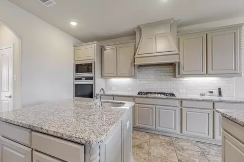 Kitchen - 422 Crestview Dr, Midlothian, TX 76065 photo 3 of 4