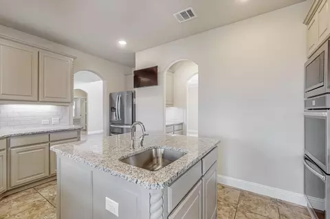 Kitchen - 422 Crestview Dr, Midlothian, TX 76065 photo 4 of 4