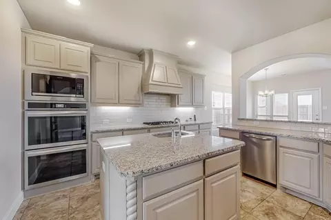Kitchen - 422 Crestview Dr, Midlothian, TX 76065 photo 2 of 4