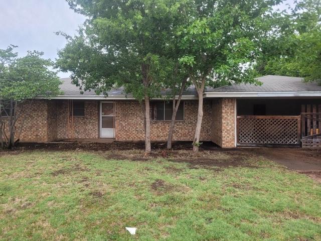 115 S Crescent Dr, Electra, TX 76360