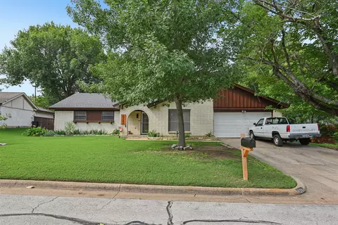 6204 Circleview Dr, Haltom City, TX 76180