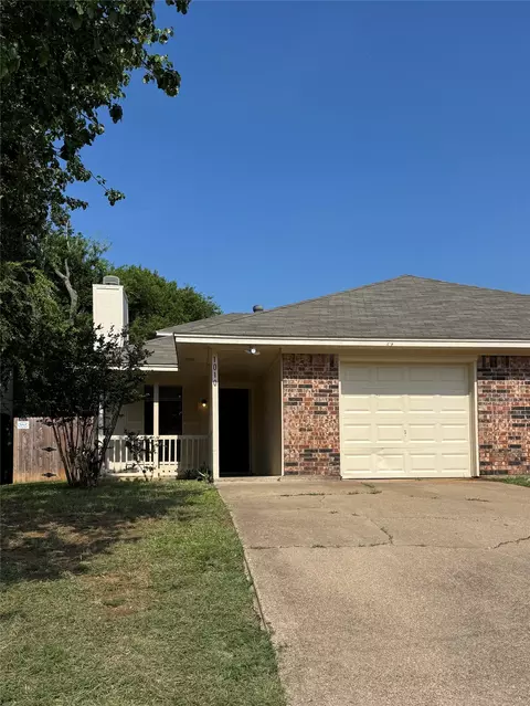 1010 Irene St, Burleson, TX 76028
