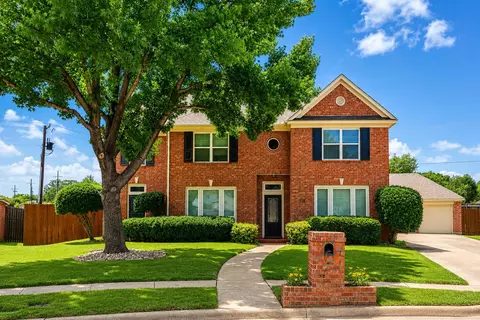 8533 Castle Creek Rd, North Richland Hills, TX 76182