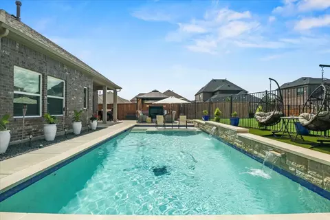 Exterior - 529 Warner Dr, Anna, TX 75409 photo 2 of 10