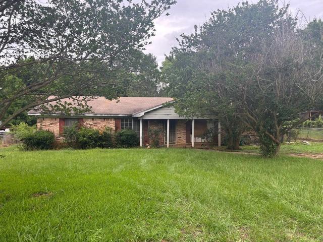 115 Shadycreek Dr, Palestine, TX 75801