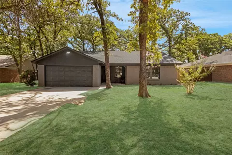 908 Red Oak St, Azle, TX 76020