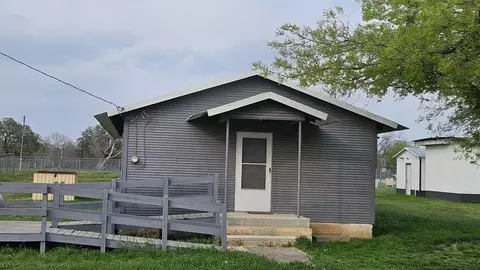 4 W Sherman St, Mullin, TX 76864