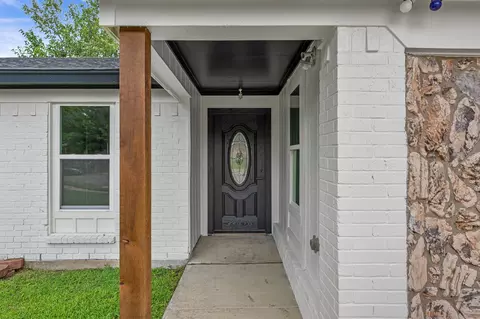 1004 E Georgian Rd, Saginaw, TX 76179