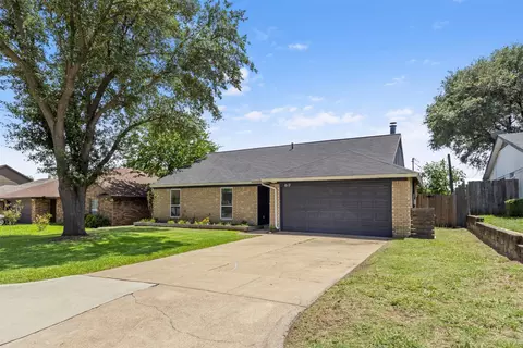817 Woodhaven Ln, Grand Prairie, TX 75052