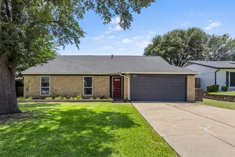 817 Woodhaven Ln, Grand Prairie, TX 75052