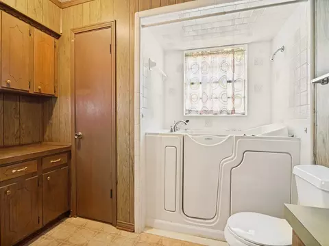 Bath - 1081 Wright St, Terrell, TX 75160 photo 2 of 3