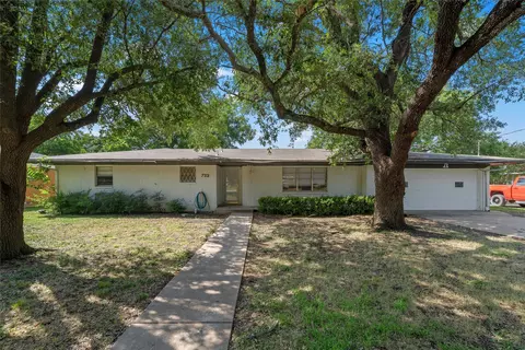 733 W 5th St, Mcgregor, TX 76657