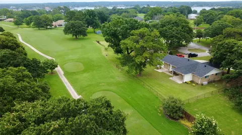 104 Kiowa Dr W, Lake Kiowa, TX 76240