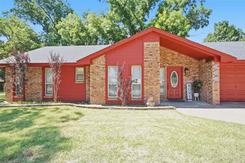 808 Hilltop Dr, Weatherford, TX 76086