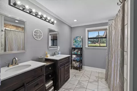 Bath - 913 Keoki Ct, Tool, TX 75143 photo 1 of 3