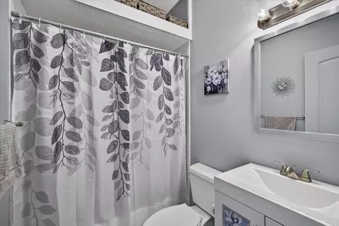 Bath - 913 Keoki Ct, Tool, TX 75143 photo 3 of 3