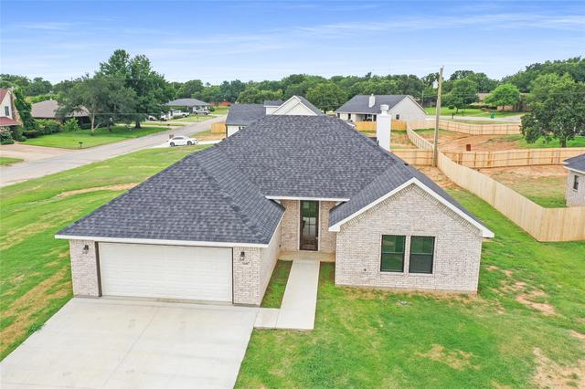 1607 W College, Jacksboro, TX 76458