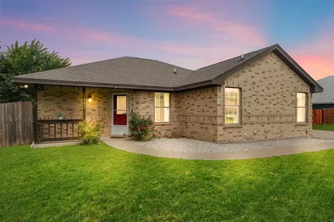 305 Ashwood St, Azle, TX 76020